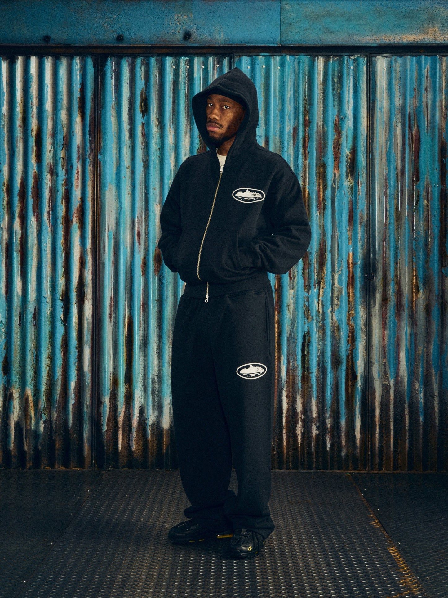 ISLAND PUFF PRINT ZIP HOODIE [BLACK]